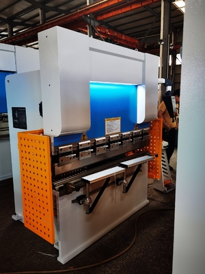 7.5KW CNC Press Brake Machine Hydraulic Mild Steel 400mm Berat 7000kg